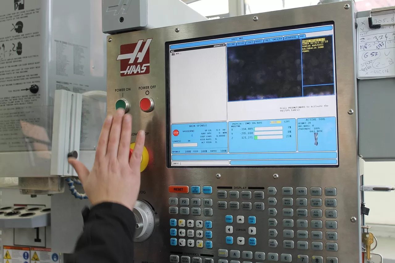 Operator maszyn CNC, oferta pracy, praca w delegacji, wysokie zarobki